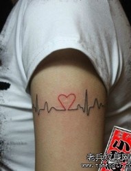 女人手臂一张心电图与爱心纹身图片