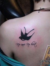 女孩子肩背图腾小燕子与字母纹身图片