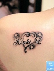 女孩子肩膀处一张字母与爱心纹身图片