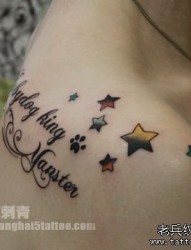 女人肩背五角星猫咪爪印与字母纹身图片