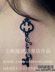 女人背部时尚精美的钥匙字母纹身图片