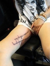 性感流行的美女腿部字母纹身图片