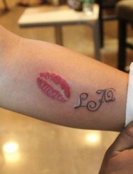 一张手臂时尚流行的唇印字母纹身图片
