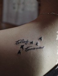 女孩子肩部好看的小鸟字母纹身图片