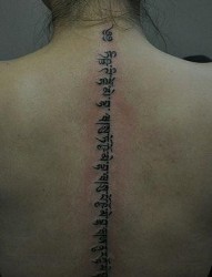 经典的美女背部藏文纹身图片