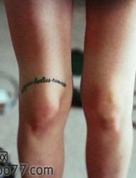另类经典的美女腿部字母纹身图片