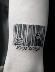 手臂流行经典的条形码纹身图片
