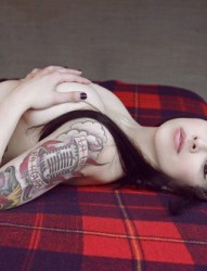 女性大臂上个性的图腾纹身
