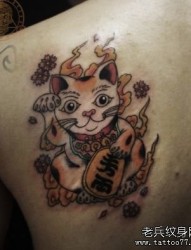一张肩背招财猫纹身图片
