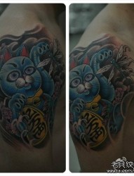 大臂上一张招财猫纹身图片