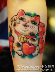手臂可爱喜感的招财猫纹身图片