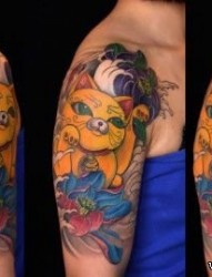 美女手臂一张彩色招财猫莲花纹身图片