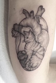 小臂心脏点刺猫纹身图案
