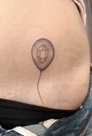 腹部气球点刺与几何纹身图案