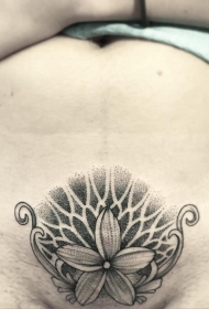 腹部欧美花卉点刺纹身图案