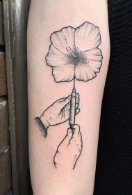 大臂小清新手针筒花卉点刺纹身图案