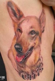 腰部可爱的狗和英文字母纹身图案