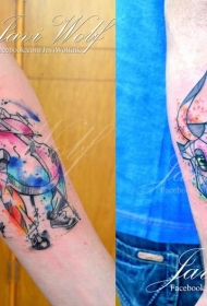 小臂彩色泼墨牛头和人物纹身图案