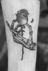 脚踝点刺骷髅手和玫瑰纹身tattoo图案