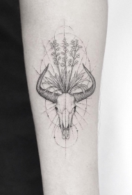 小臂羚羊头骨花朵和草纹身图案