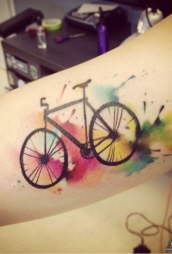 大臂自行车泼墨彩色纹身图案