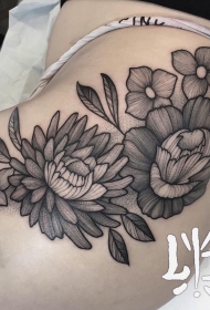 臀部欧美性感花卉点刺纹身图案