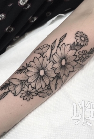 小臂欧美花卉黑灰点刺纹身图案