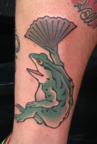 脚踝拿扇子的青蛙纹身图案