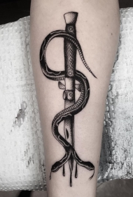 小臂old school蛇绕匕首纹身图案