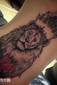 腰部狮子国王破碎的心纹身图案
