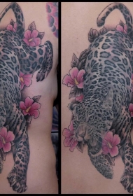 背部豹子和花蕊纹身图案