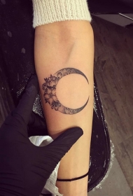 小臂月亮图腾小清新花卉点刺纹身图案