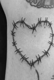 小臂荆棘条组合爱心纹身图案
