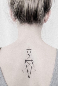 女生背部小清新线条几何点刺纹身图案