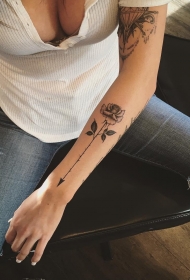 小臂玫瑰箭头黑灰纹身图案