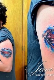 大臂超人标志彩色泼墨纹身图案