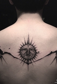 背部太阳图腾线条创意纹身图案