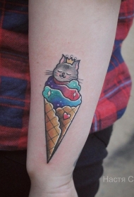 小臂冰淇淋上的星空云朵和猫咪纹身图案