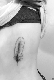 侧腰漂亮的小清新羽毛纹身图案