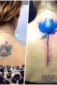 背部遮盖蓝色莲花纹身图案