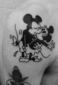 大臂卡通恩爱的米老鼠纹身图案