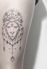 大臂狮子梵花线条点刺纹身图案