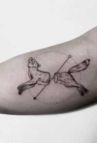 大臂点刺简单动物狼纹身图案