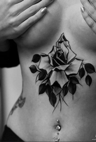胸部性感玫瑰纹身图案