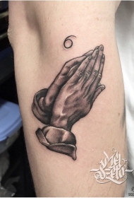 小臂祈祷之手黑灰纹身图案