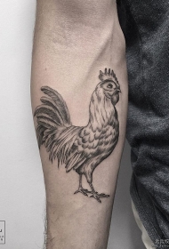 小臂一只黑灰公鸡纹身图案