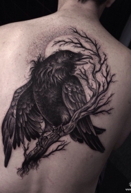 男性背部欧美乌鸦树枝月亮纹身图案