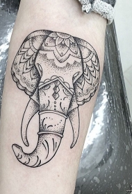 小臂大象头部黑灰点刺纹身图案