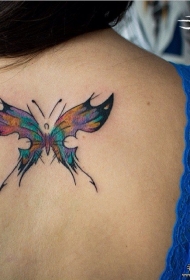 背部彩色蝴蝶纹身图案