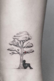 脚踝点刺树和人像纹身图案